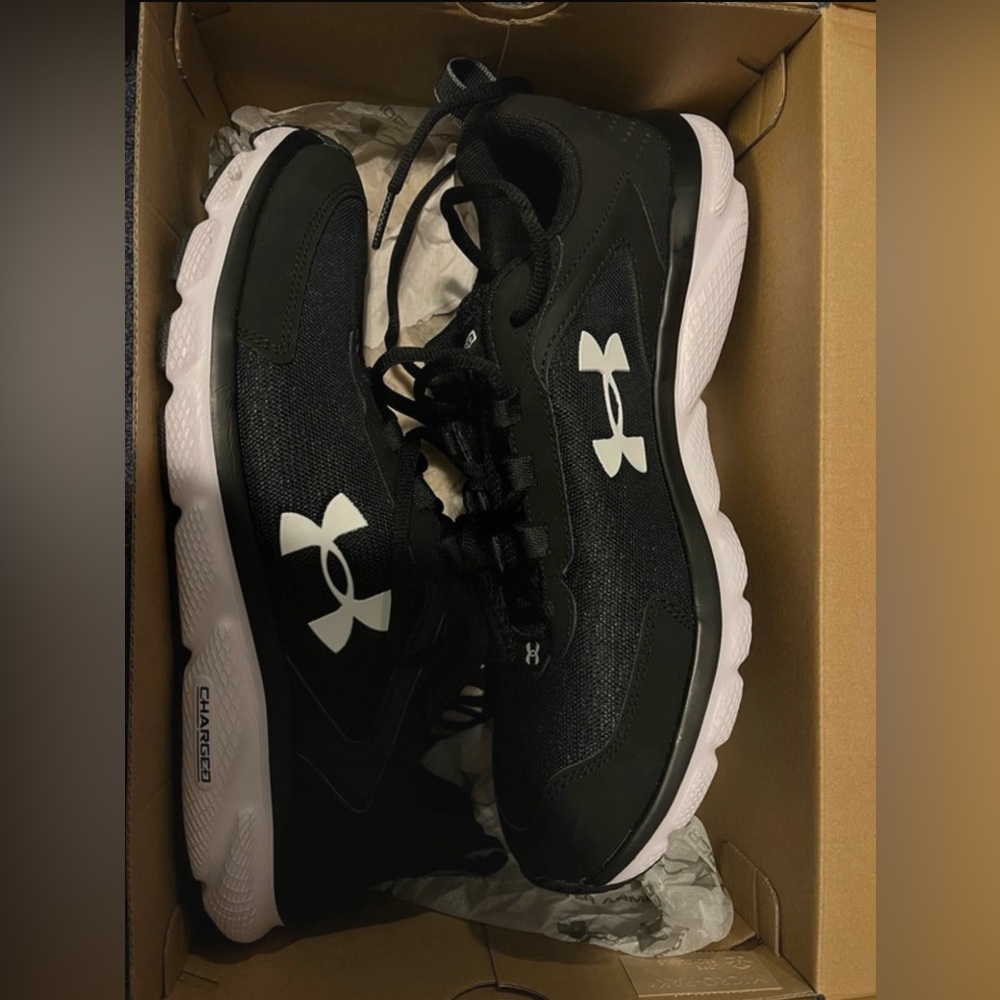 Men’s size 11 Under Armor Charged Assert 9 running sneakers